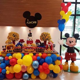 دکوراسیون و بادکنک آرایی شاد و رنگی جشن تولد کودک با تم میکی موس (Mickey Mouse)