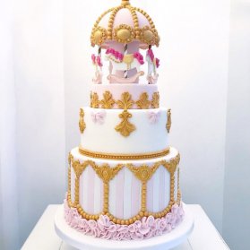 کیک چند طبقه فوندانت جشن تولد دخترونه با تم کاروسل (چرخ و فلک اسب دار)