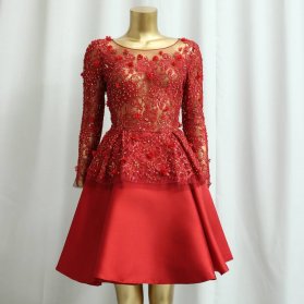 بلوز دامن مجلسی شیک با پارچه ترکیبی گیپور سنگدوزی شده و ساتن مات قرمز رنگ مدلی زیبا برای ساقدوش‌های عروس