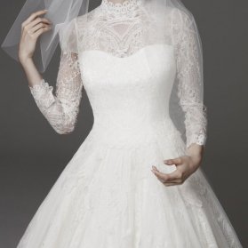مدل بالا تنه لباس عروس پوشیده با آستین ‌های گیپوری