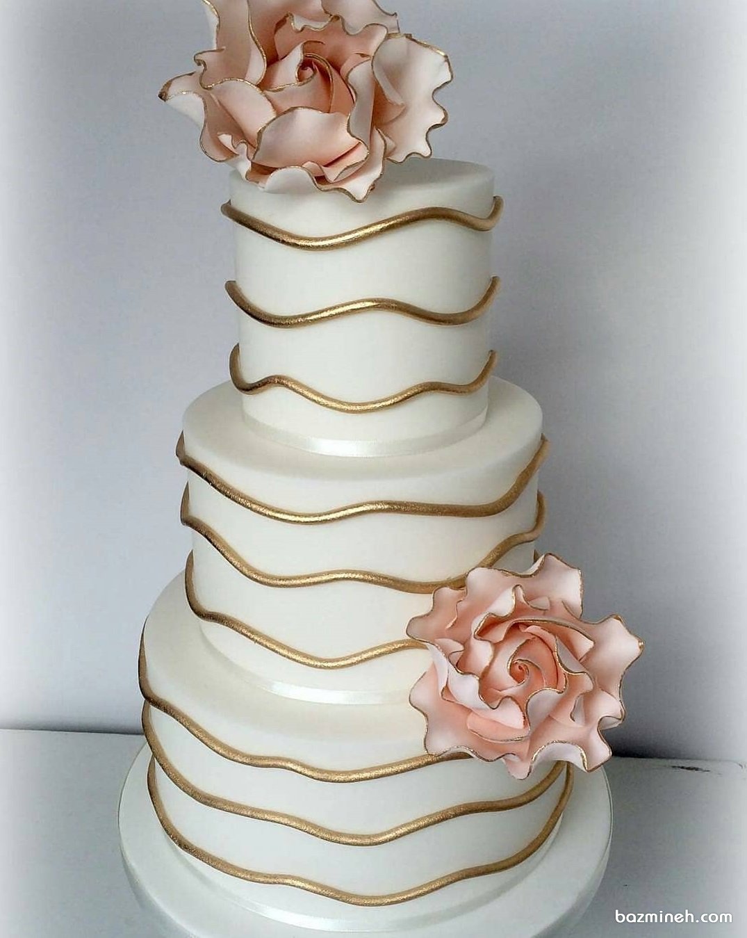 کیک سه طبقه جشن نامزدی یا سالگرد ازدواج تزیین شده با گلهای فوندانت گلبهی