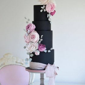 کیک چند طبقه خاص جشن تولد بزرگسال یا جشن سالگرد ازدواج با تم مشکی 