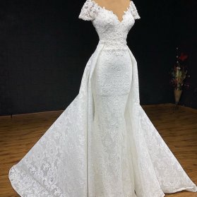 لباس عروس با یقه دلبری باز و آستین کوتاه و دامن مدل دار دو تیکه 