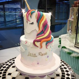 کیک دو طبقه جشن تولد دخترونه با تم اسب تک شاخ (Unicorn)