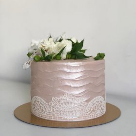 مینی کیک ملیح و رمانتیک جشن تولد یا سالگرد ازدواج با تزیین گلهای طبیعی 