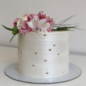 کیک رمانتیک جشن سالگرد ازدواج تزیین شده با گلهای طبیعی
