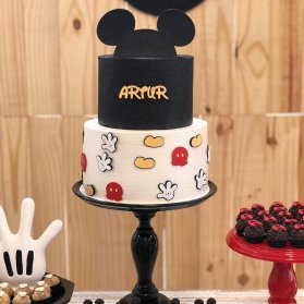 کیک دو طبقه جشن تولد کودک با تم میکی موس (Mickey Mouse)