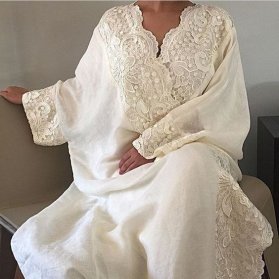 مانتو عقد سفید رنگ عبایی مدلی زیبا برای عروس خانم‌های ساده پسند