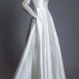 لباس عروس پوشیده و شیک آستین دار با پارچه ساتن و گلدوزی خاص روی آستین