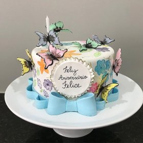 مینی کیک جشن تولد دخترونه با تم پروانه‌های رنگی