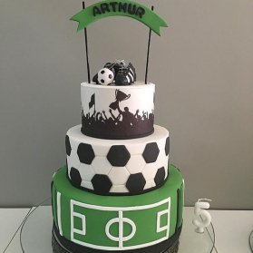 کیک چند طبقه فوندانت جشن تولد پسرونه با تم فوتبالی
