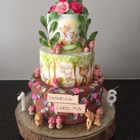 کیک سه طبقه فوندانت جشن تولد کودک با تم حیوانات جنگل