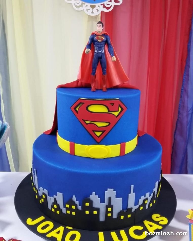 کیک دو طبقه فوندانت جشن تولد پسرونه با تم سوپرمن