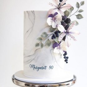 کیک یونیک جشن تولد بزرگسال یا سالگرد ازدواج تزیین شده با گلهای بهاری با تم کرم یاسی