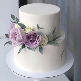 کیک دو طبقه یونیک جشن تولد بزرگسال با تزیین گلهای طبیعی