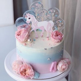 کیک رویایی جشن تولد دخترونه با تم اسب تک شاخ (Unicorn) و تزیین کوکی و آبنبات چوبی 