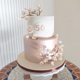 کیک دو طبقه جشن تولد بزرگسال یا سالگرد عروسی با تم رمانتیک سفید گلبهی