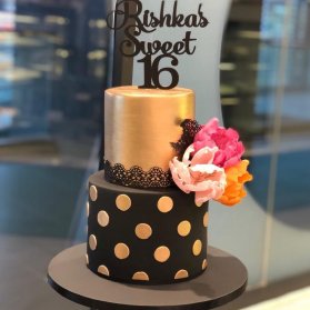 کیک دو طبقه خاص جشن تولد دخترونه با تم مشکی طلایی، طرح گیپور و خال خالی