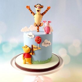 کیک فوندانت جشن تولد کودک با تم پو و دوستان