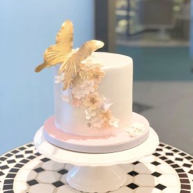 مینی کیک ساده و رویایی جشن تولد دخترونه با تم گل و پروانه 
