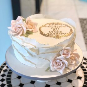 کیک رویایی جشن تولد بزرگسال یا روز مادر با تم سفید صورتی و تزیین گلهای شکری