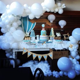 دکوراسیون و بادکنک آرایی جشن تولد کودک با تم ابر و بالن سفید آبی