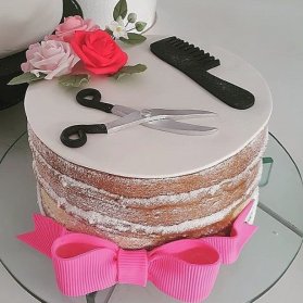 کیک بدون روکش جشن تولد دخترونه بزرگسال با تم آرایشگری