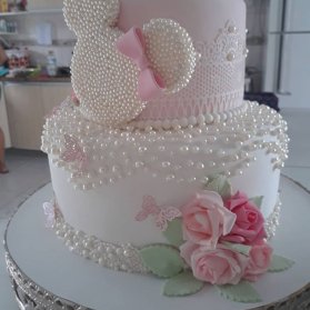 کیک دو طبقه خامه‎‌ای جشن تولد دخترونه با تم مینی موس (Minnie Mouse) تزیین شده با مروارید 