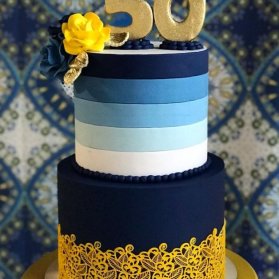 کیک دو طبقه شیک جشن تولد بزرگسال با تم سرمه‌ای طلایی