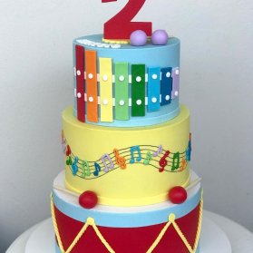 کیک سه طبقه فوندانت جشن تولد کودک با تم موسیقی و موزیسین