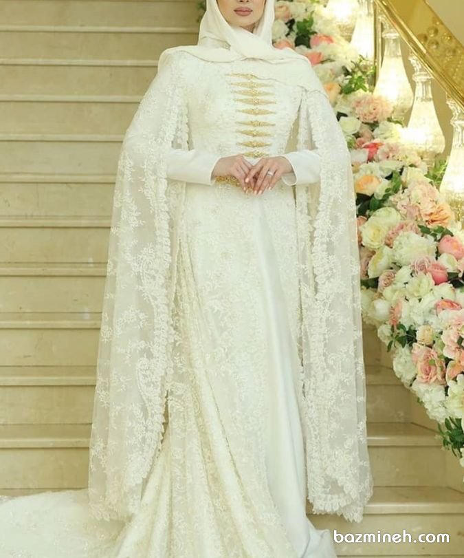 پیراهن پوشیده شیری رنگ با آستین‌های توری گلدوزی شده مدلی زیبا برای عروس خانم های محجبه در مراسم عقد 