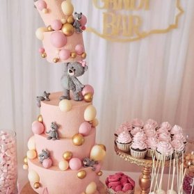 کیک چند طبقه و کاپ کیک‌های فانتزی جشن تولد دخترونه با تم خرس تدی