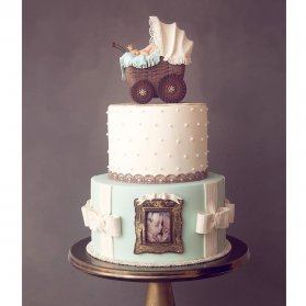کیک دو طبقه یونیک جشن بیبی شاور یا نوزاد پسرونه با تم کالسکه