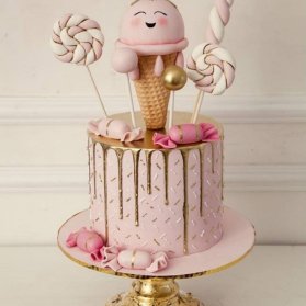 کیک فانتزی جشن تولد دخترونه با تم آبنبات و بستنی