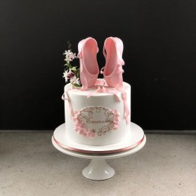 کیک رمانتیک جشن تولد دخترونه با تم بالرین و کفش پوینت