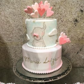 کیک دو طبقه خامه‌ای جشن تولد کودک با تم فیل کوچولو