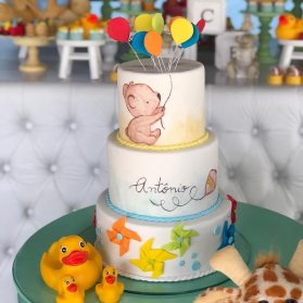 مدل کیک سه طبقه جشن تولد کودک با تم خرس تدی و بادکنک