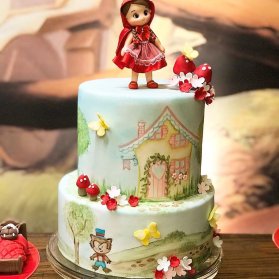 کیک دو طبقه جشن تولد دخترونه با تم شنل قرمزی