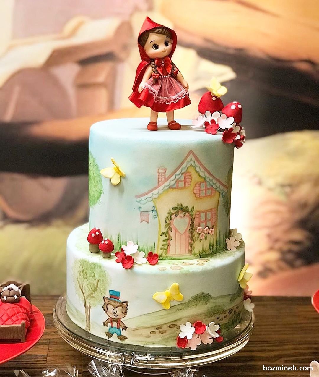 کیک دو طبقه جشن تولد دخترونه با تم شنل قرمزی