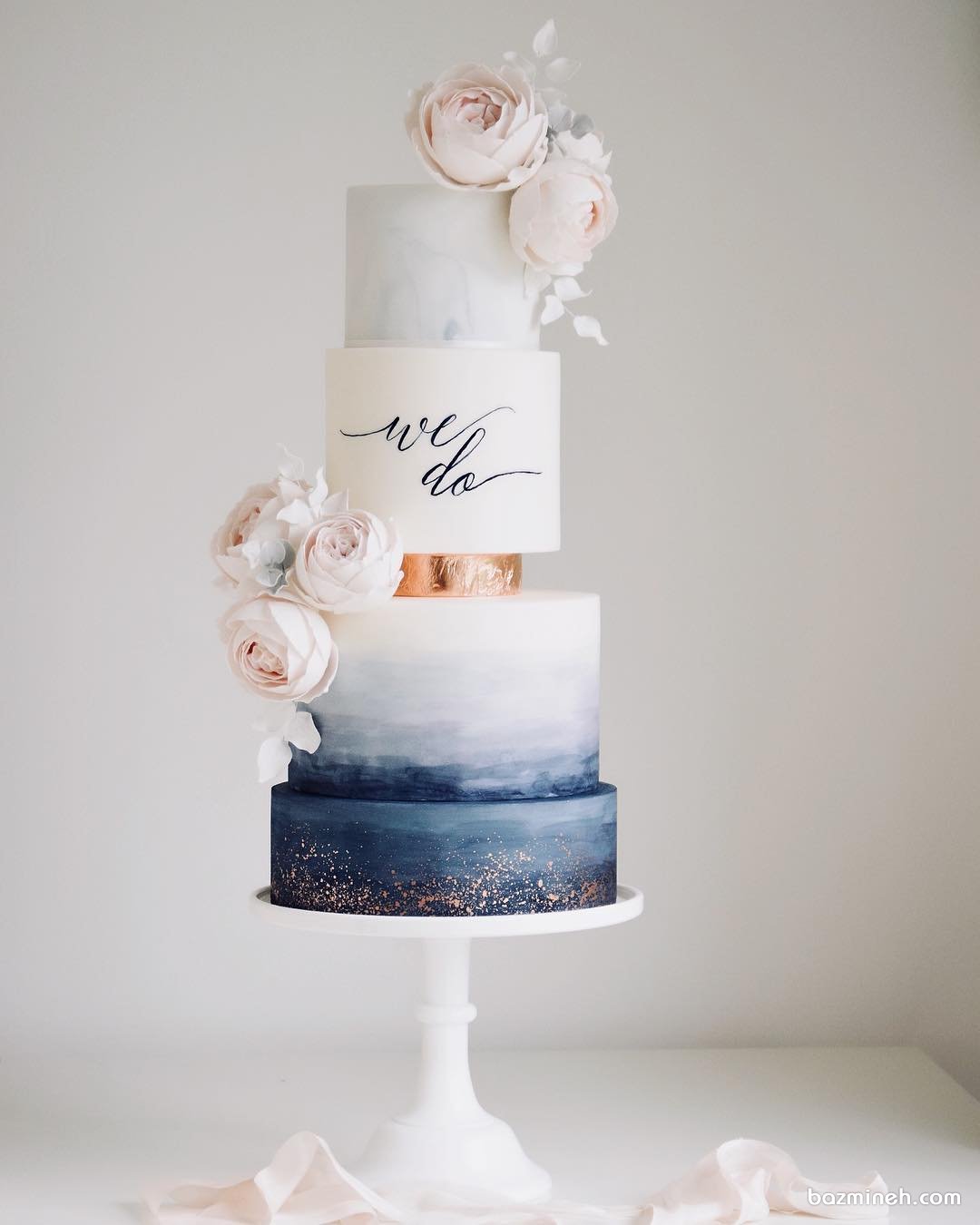 کیک چند طبقه جشن نامزدی یا عروسی با تم سفید سرمه‌ای طلایی
