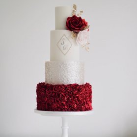 کیک چند طبقه خامه‌ای جشن نامزدی یا عروسی با تم سفید قرمز