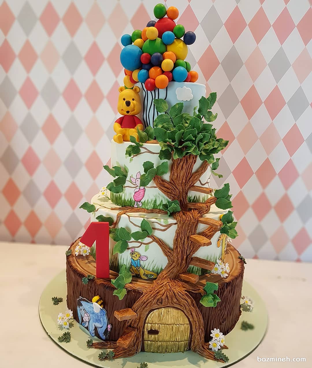 کیک چند طبقه فوندانت جشن تولد کودک با تم پو و دوستان