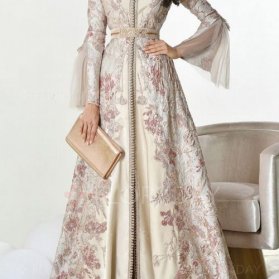 مانتو عقد بلند پوشیده با پارچه بژ رنگ کارشده مدلی زیبا برای عروس خانم‌های خوش اندام
