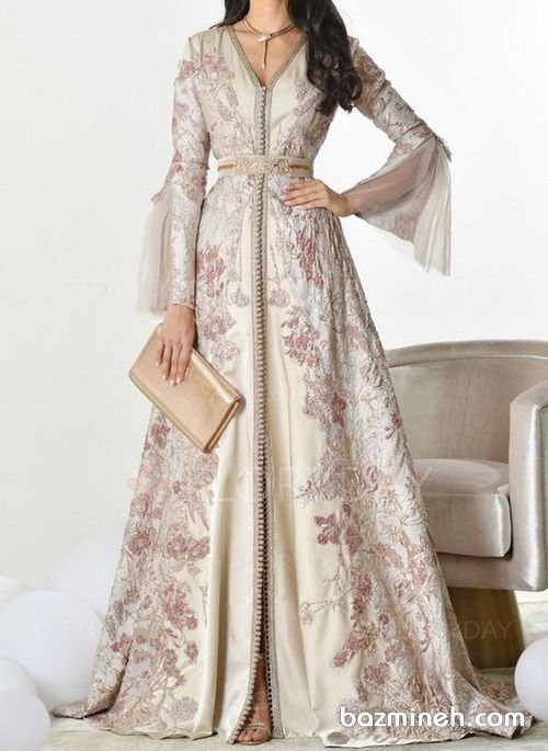مانتو عقد بلند پوشیده با پارچه بژ رنگ کارشده مدلی زیبا برای عروس خانم‌های خوش اندام