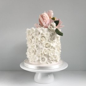 کیک ساده و شیک با تزیین گلهای برجسته زیبا برای جشن تولد بزرگسال و سالگرد ازدواج