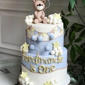 کیک دو طبقه فوندانت جشن تولد یکسالگی پسرونه با تم خرس تدی