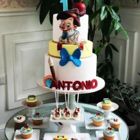 کیک و کاپ کیک‌های نوستالژی جشن تولد یکسالگی کودک با تم پینوکیو