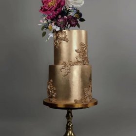 کیک دو طبقه جشن نامزدی یا تولد بزرگسال با تم طلایی