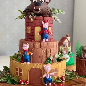 کیک سه طبقه فوندانت جشن تولد کودک با تم خوک‌های کوچولو