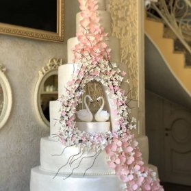 کیک چند طبقه یونیک جشن نامزدی یا عروسی با تم قوهای عاشق 